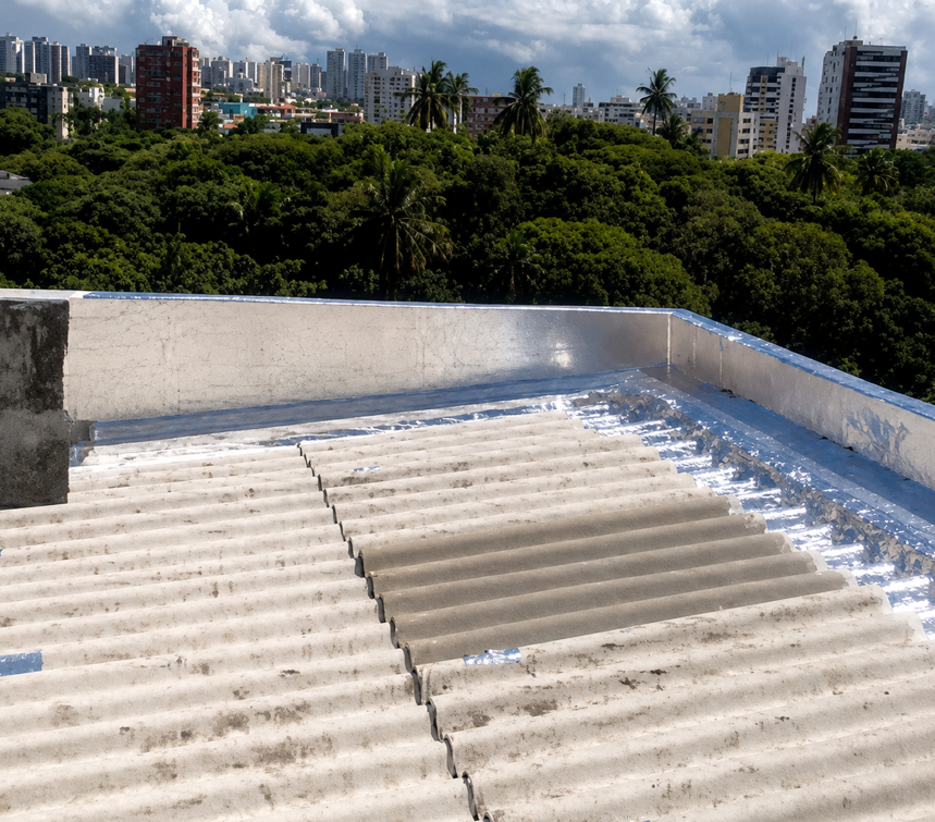 Manutenção de telhado com manta asfáltica